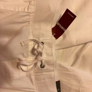 Avenue poplin pull on capris. NWT.